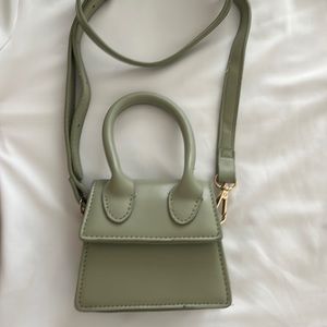 Green handle bag purse, adjustable strap, magnet clasp.